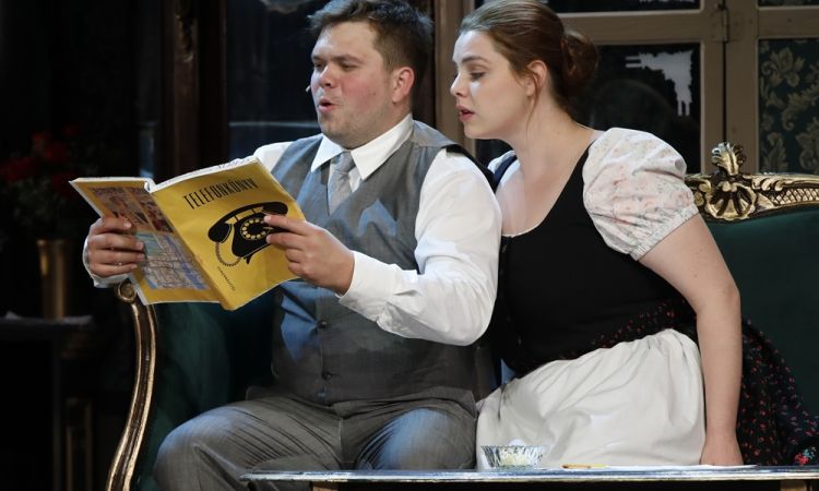 EGY CSÓK ÉS MÁS SEMMI