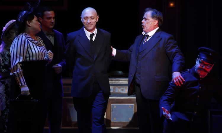 EGY CSÓK ÉS MÁS SEMMI