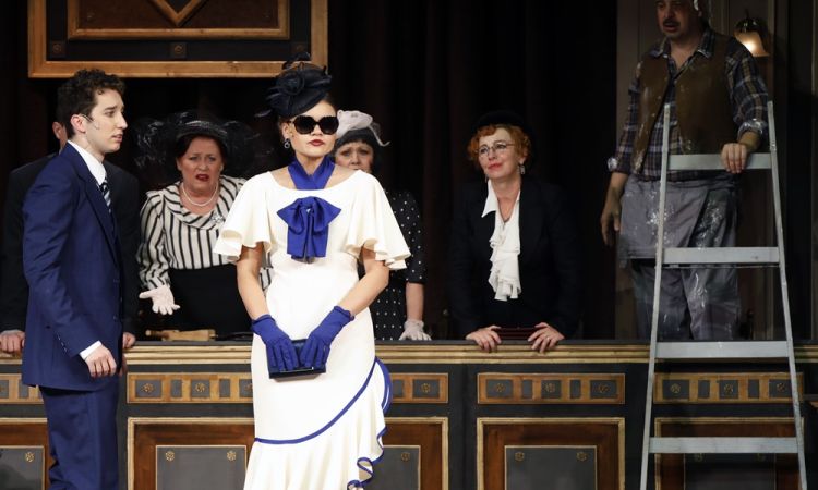 EGY CSÓK ÉS MÁS SEMMI