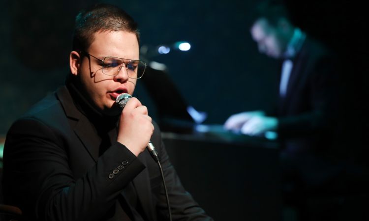 „...LÁZAS IFJÚSÁG…”