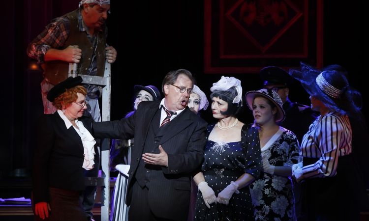 EGY CSÓK ÉS MÁS SEMMI