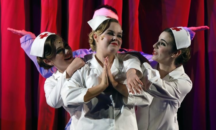 EGY CSÓK ÉS MÁS SEMMI