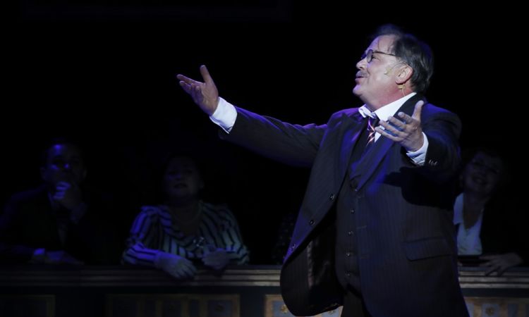 EGY CSÓK ÉS MÁS SEMMI