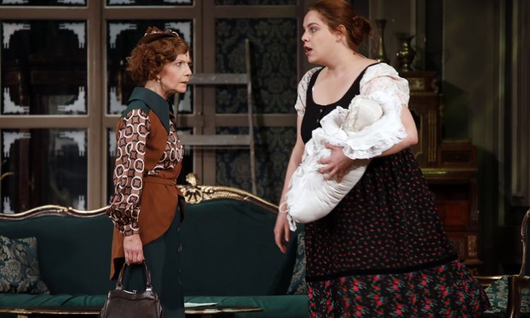 EGY CSÓK ÉS MÁS SEMMI