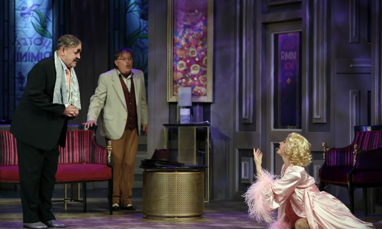 EGY CSÓK ÉS MÁS SEMMI