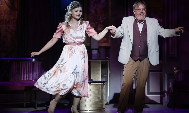 EGY CSÓK ÉS MÁS SEMMI