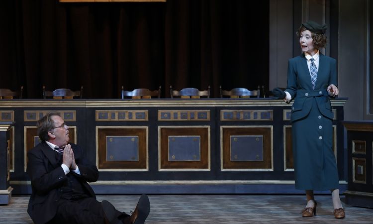 EGY CSÓK ÉS MÁS SEMMI