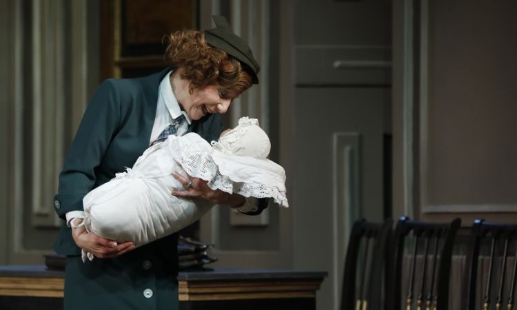 EGY CSÓK ÉS MÁS SEMMI