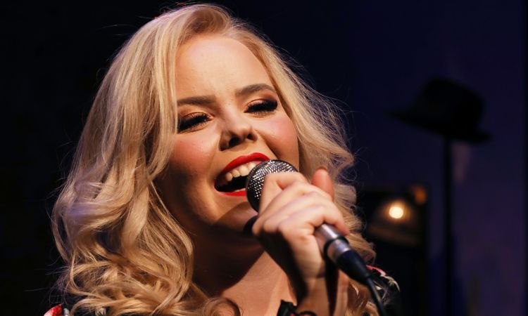 „...LÁZAS IFJÚSÁG…”