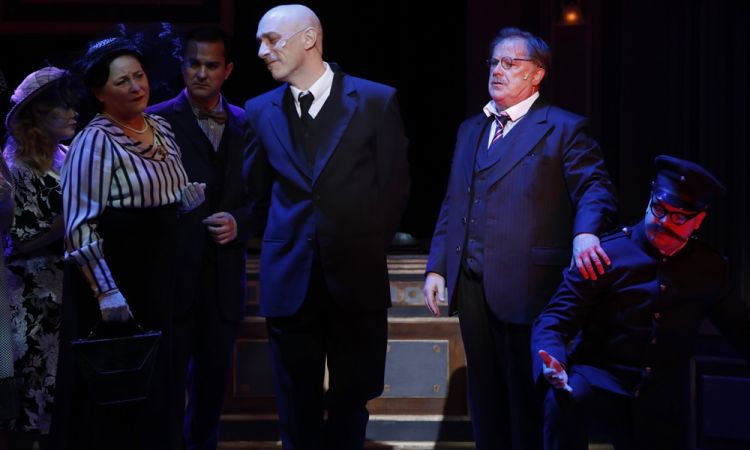 EGY CSÓK ÉS MÁS SEMMI