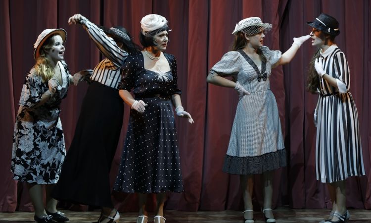 EGY CSÓK ÉS MÁS SEMMI