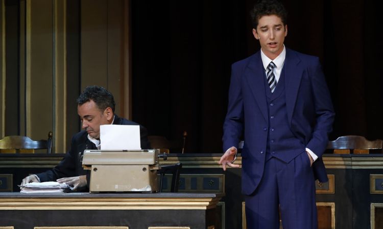 EGY CSÓK ÉS MÁS SEMMI