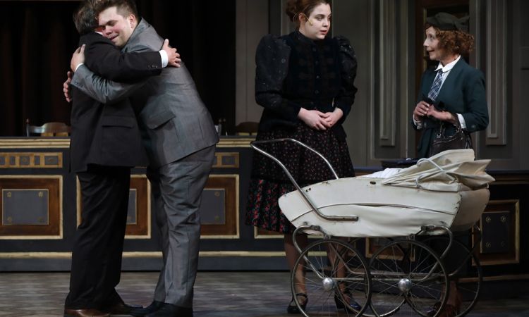 EGY CSÓK ÉS MÁS SEMMI