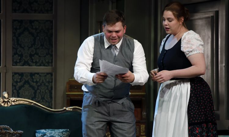 EGY CSÓK ÉS MÁS SEMMI