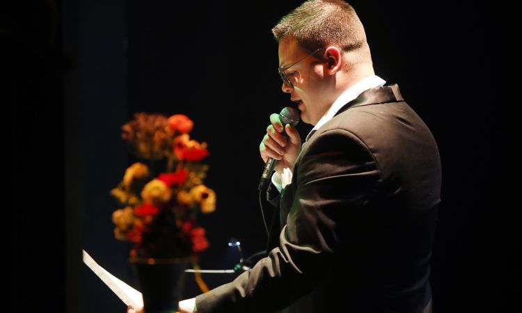 „...LÁZAS IFJÚSÁG…”