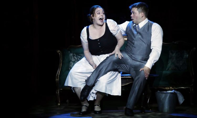 EGY CSÓK ÉS MÁS SEMMI