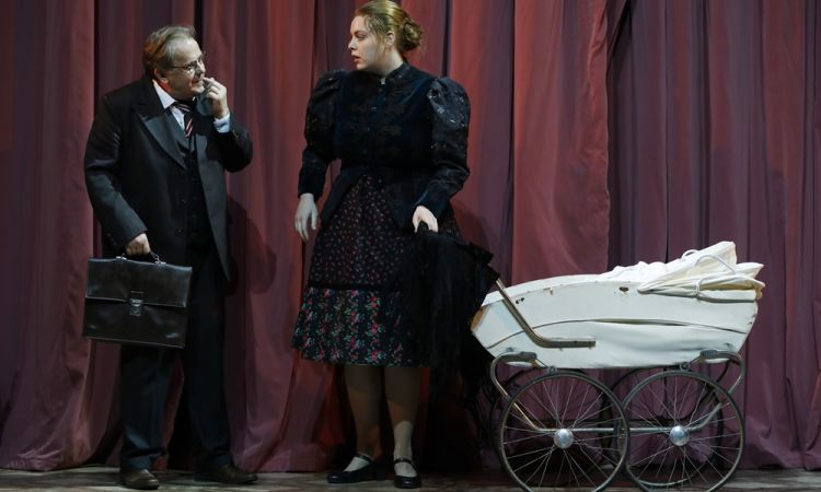 EGY CSÓK ÉS MÁS SEMMI