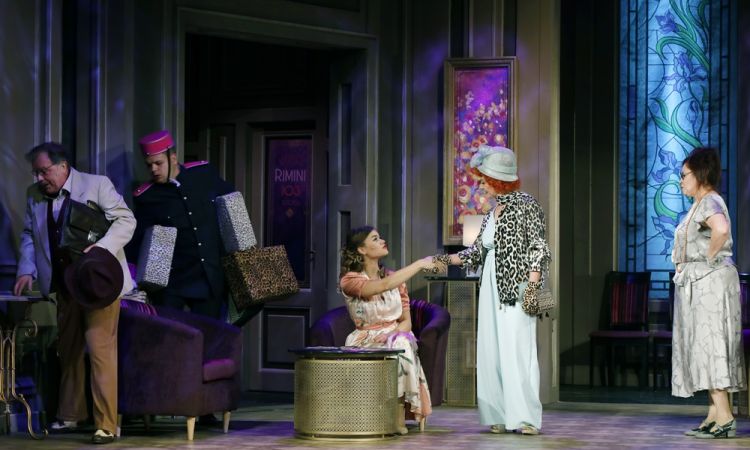 EGY CSÓK ÉS MÁS SEMMI