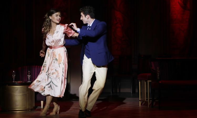 EGY CSÓK ÉS MÁS SEMMI