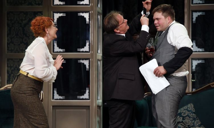 EGY CSÓK ÉS MÁS SEMMI