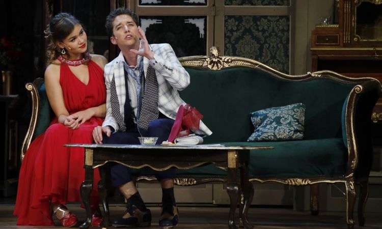 EGY CSÓK ÉS MÁS SEMMI