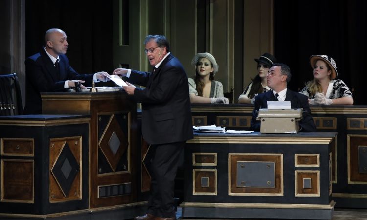 EGY CSÓK ÉS MÁS SEMMI