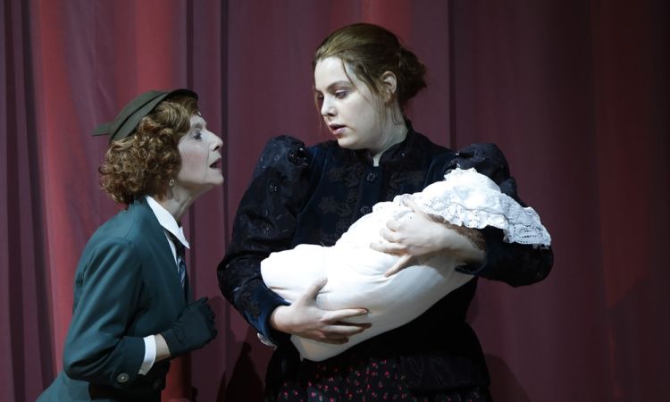 EGY CSÓK ÉS MÁS SEMMI