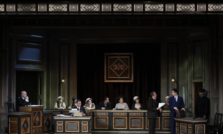 EGY CSÓK ÉS MÁS SEMMI