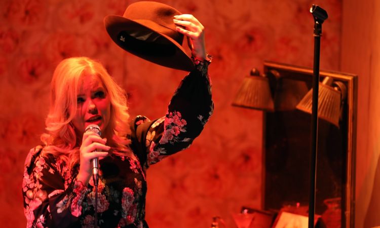 „...LÁZAS IFJÚSÁG…”