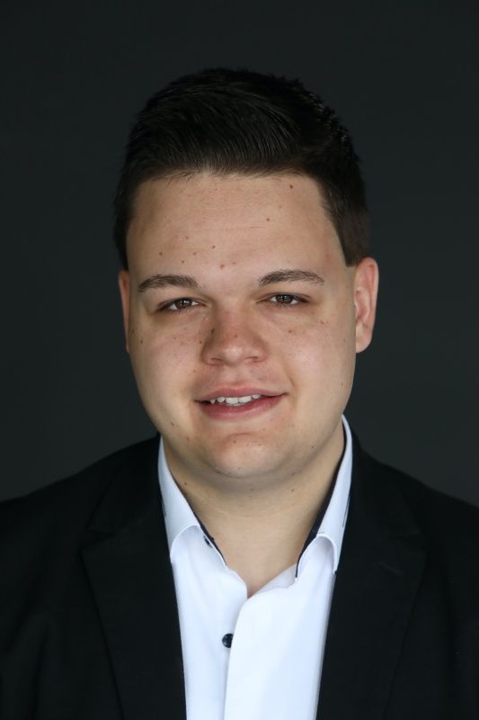 Bóni gróf szerepében, Keller Márton