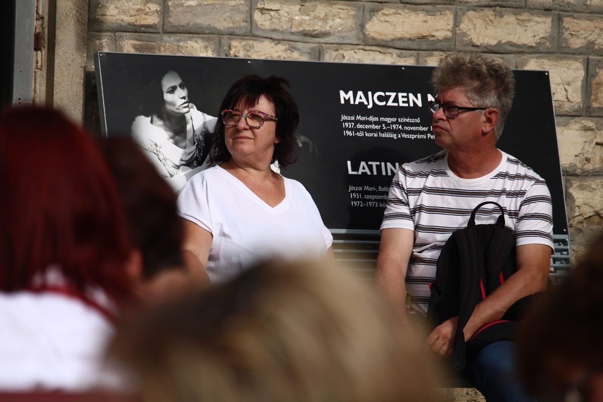 Majczen Mária és Latinovits Zoltán emlékére állított padot a Veszprémi Petőfi Színház!