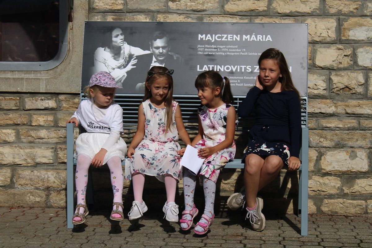 Majczen Mária és Latinovits Zoltán emlékére állított padot a Veszprémi Petőfi Színház!