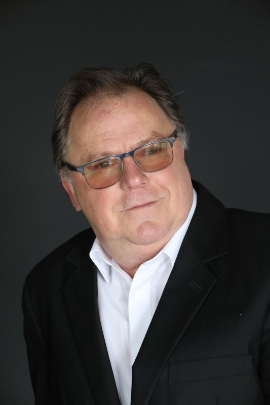 Kőrösi Csaba az Eldorádóról: „Az élet olyan alkalmakat teremt vagy éppen olyan helyzetbe hozza az embert, amely nevetséges és abszurd.”