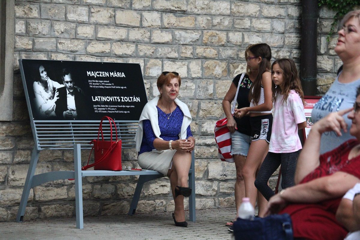 Majczen Mária és Latinovits Zoltán emlékére állított padot a Veszprémi Petőfi Színház!