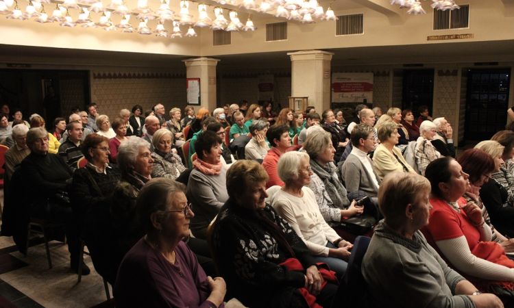 „Magasztalja lelkem az Urat!” – Nagy Károly apátkanonok, nyugalmazott plébános, Színházunk lelki vezetője volt Petőfi Szalonunk vendége