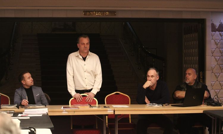 „Keressük őt, hogy méltók legyünk nagy örökségéhez…”: Elkezdődött a PETŐFiFJÚ ősbemutató próbafolyamata!