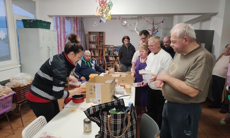 Ételadomány-átadás az Adventi Csodakertben!