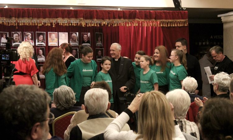 „Magasztalja lelkem az Urat!” – Nagy Károly apátkanonok, nyugalmazott plébános, Színházunk lelki vezetője volt Petőfi Szalonunk vendége