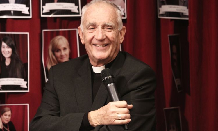 „Magasztalja lelkem az Urat!” – Nagy Károly apátkanonok, nyugalmazott plébános, Színházunk lelki vezetője volt Petőfi Szalonunk vendége