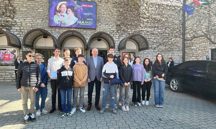 „Következő versmondónk: Sulyok Tamás, Magyarország köztársasági elnöke!”