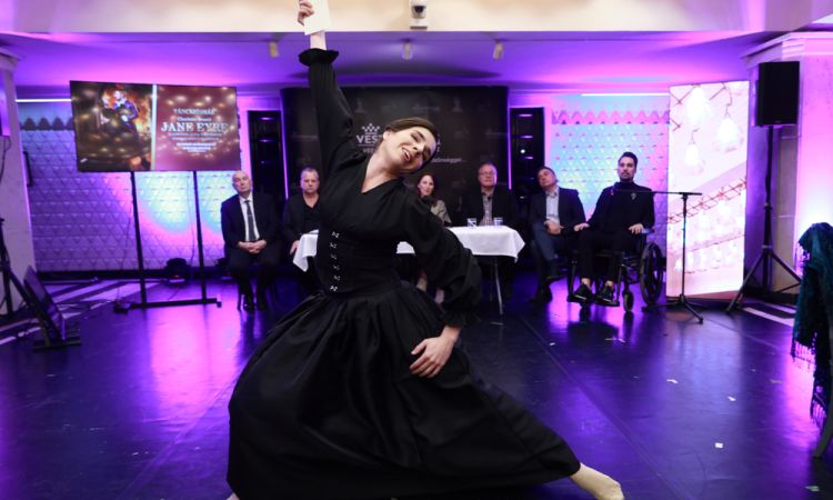 Bakonyi Jusztina táncművész jelenetet mutat be a Jane Eyre című táncelőadásból